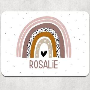 Große SCHREIBTISCHUNTERLAGE "Regenbogen lila" personalisiert mit Name aus weißem, abwaschbaren Kunststoff mit rutschfestem Kautschuk-Rücken