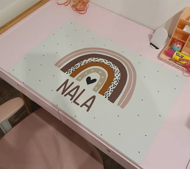 Große SCHREIBTISCHUNTERLAGE "Regenbogen lila" personalisiert mit Name aus weißem, abwaschbaren Kunststoff mit rutschfestem Kautschuk-Rücken – Bild 3