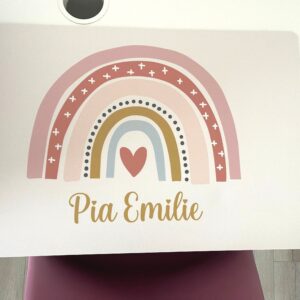 Große SCHREIBTISCHUNTERLAGE "Regenbogen" personalisiert mit Name aus weißem, abwaschbaren Kunststoff mit rutschfestem Kautschuk-Rücken