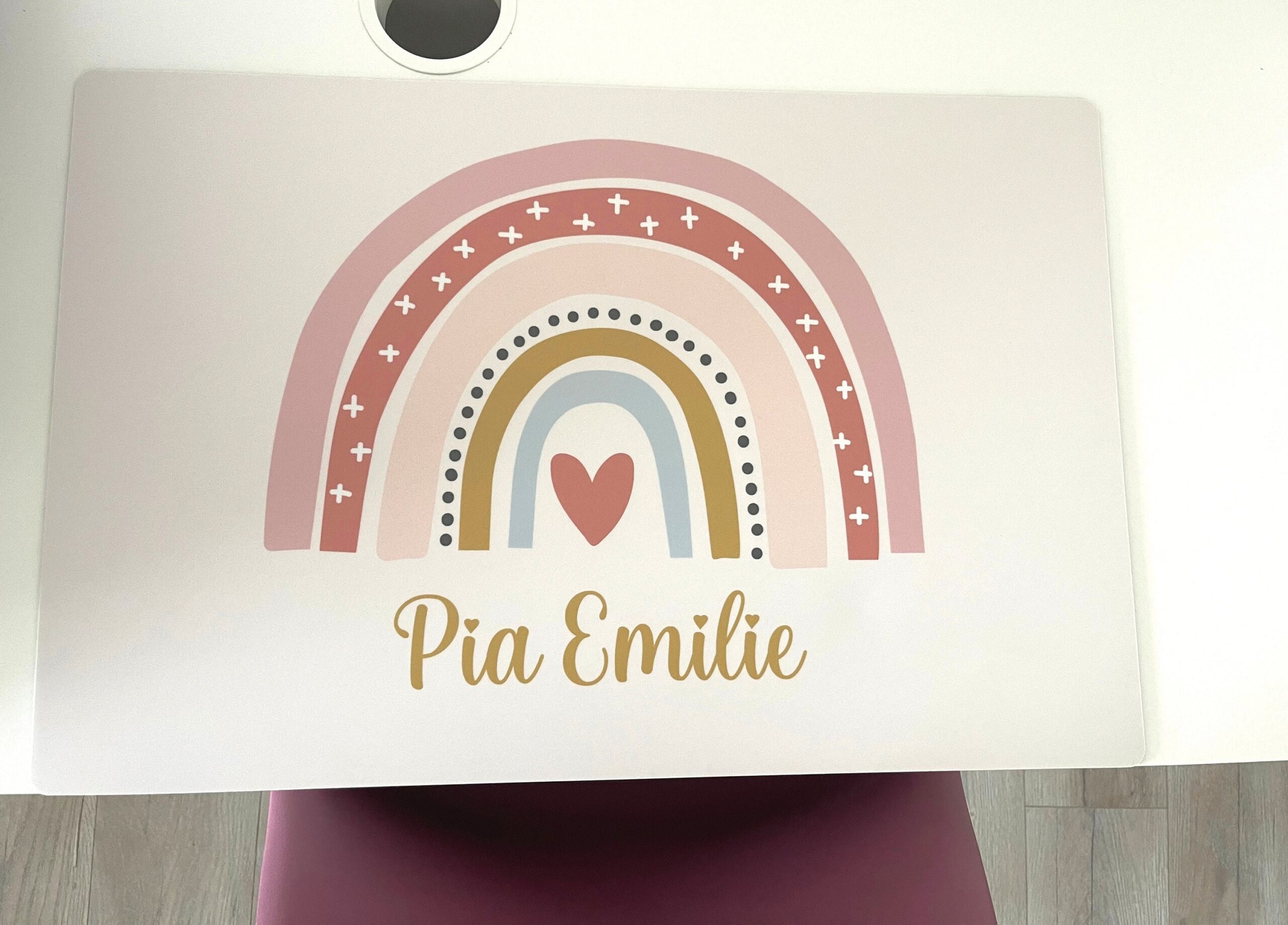 Große SCHREIBTISCHUNTERLAGE "Regenbogen" personalisiert mit Name aus weißem, abwaschbaren Kunststoff mit rutschfestem Kautschuk-Rücken