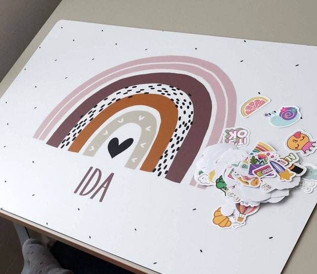 Große SCHREIBTISCHUNTERLAGE "Regenbogen lila" personalisiert mit Name aus weißem, abwaschbaren Kunststoff mit rutschfestem Kautschuk-Rücken – Bild 2