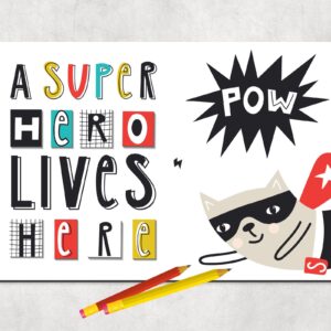 Große SCHREIBTISCHUNTERLAGE "A superhero lives here" aus weißem, abwaschbaren Kunststoff mit rutschfestem Kautschuk