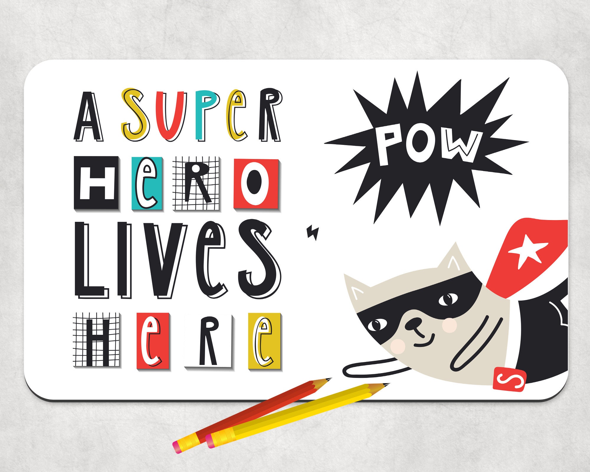 Große SCHREIBTISCHUNTERLAGE "A superhero lives here" aus weißem, abwaschbaren Kunststoff mit rutschfestem Kautschuk