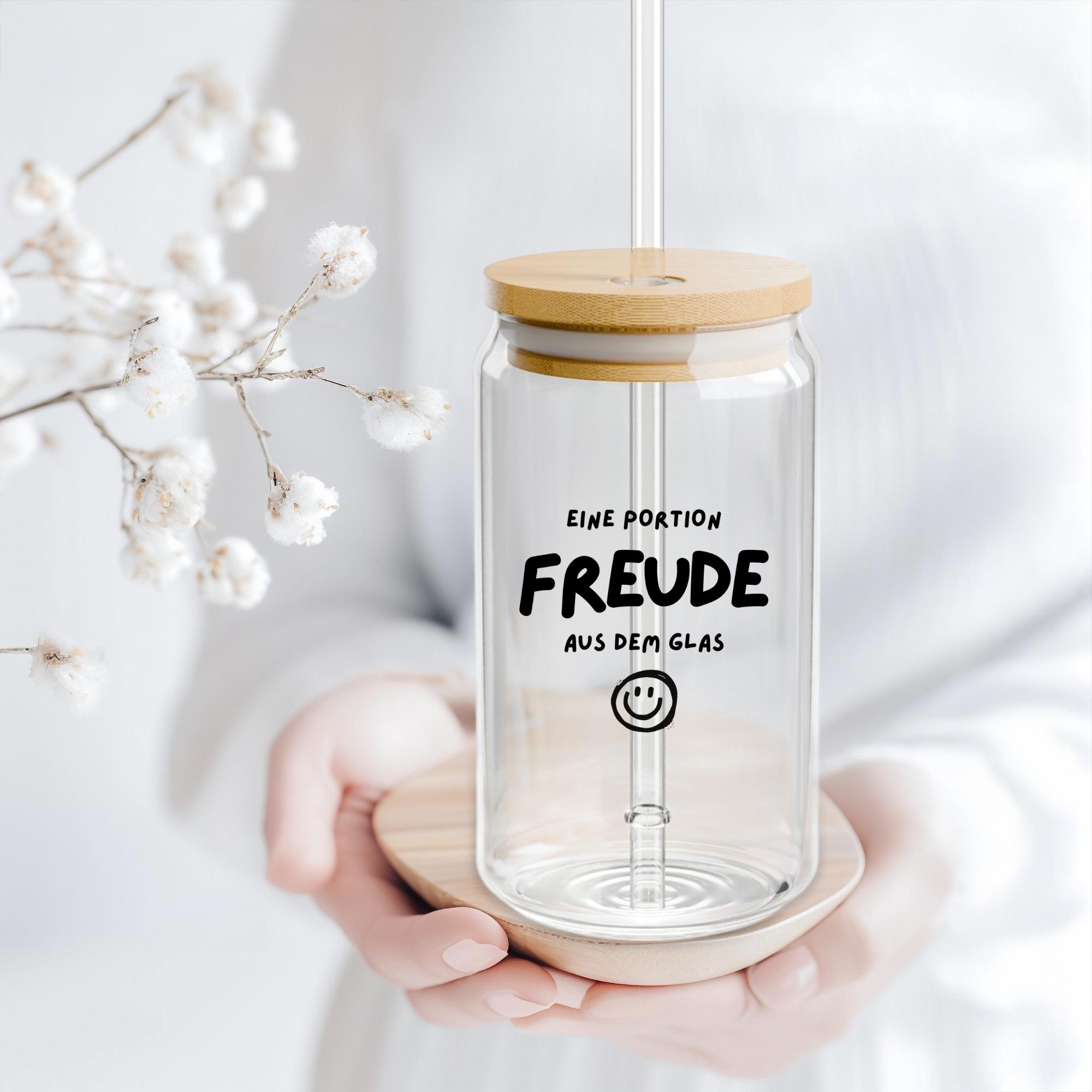 Trinkglas mit Bambusdeckel und Strohhalm aus Glas, Eine Portion Freude, Trinkglas für die Freundin, Home Office, Motivation, Geschenk Glas – Bild 2